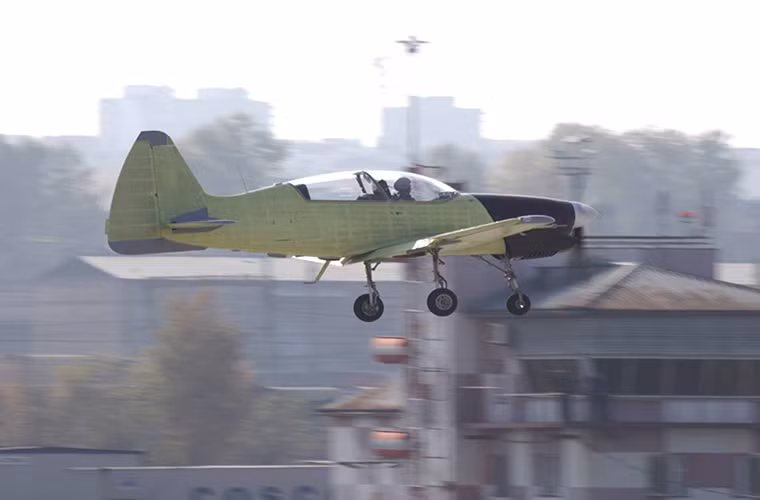  Máy bay huấn luyện Yak-152 được Yakovlev chế tạo dựa trên yêu cầu của Không quân Nga về một loại máy bay huấn luyện thế hệ mới có khả năng hoạt động cả ngày lẫn đêm. Dành cho nhiệm vụ huấn luyện phi công cũng như phục vụ trong các phi đội bay biểu diễn.