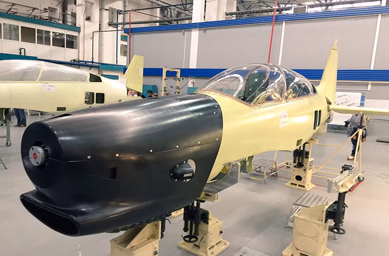 Có một điểm đặc biệt là cả Yak-130 lẫn Yak-152 đều có chung hệ thống bay mô phỏng giống nhau, với thiết kế này học viên của Học viện không quân Nga sẽ không mất quá nhiều thời gian để làm quen với Yak-152. Thậm chí có nhiều nhận định cho rằng Yak-152 còn có thể mô phỏng cả chiến đấu cơ thế hệ thứ 5.