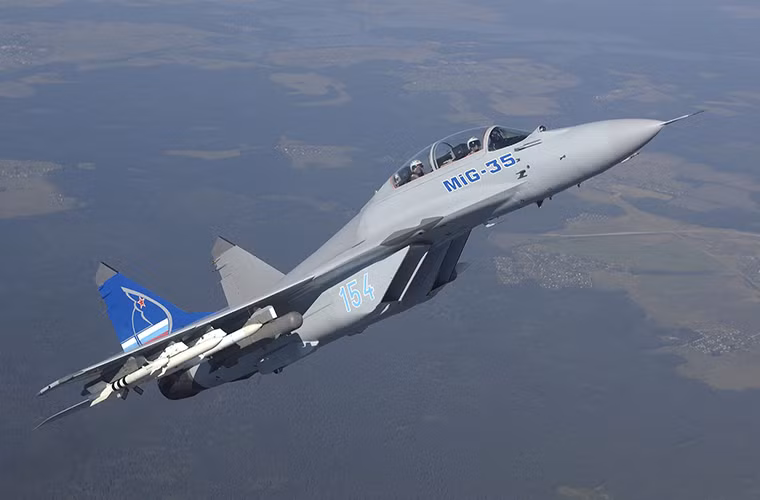 Trước đây Không quân Nga đã lên kế hoạch đặt mua 37 chiếc tiêm kích đa năng MiG-35. Tuy nhiên do cắt giảm ngân sách nó bị tạm hoãn đến hết năm nay, trong thời điểm hiện tại thì nhiều khả năng kế hoạch trên đã được khởi động trở lại và con số MiG-35 mà Nga sẽ đưa vào trang bị sẽ không ít hơn 30 chiếc. Nguồn ảnh: Wallpaper Folder.