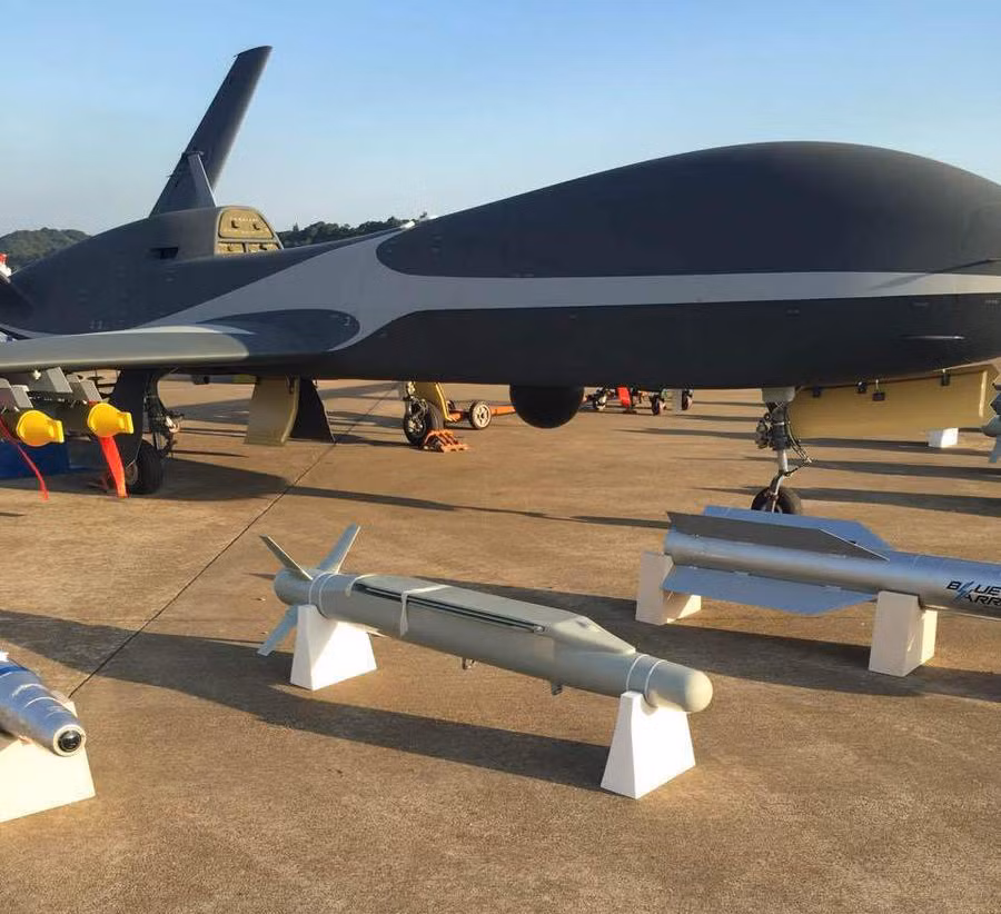 UAV được trang bị động cơ phản lực WP11C do Trung Quốc sản xuất. Động cơ này có khả năng cung cấp tốc độ tối đa 550 km/h đối với phiên bản trinh sát vũ trang, 620 km/h với phiên bản tình báo giám sát. Ảnh: News.qq