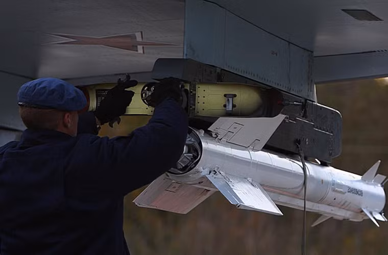 Kết thúc huấn luyện tên lửa R-60 cũng được tháo xuống khỏi Su-35, mỗi chiếc tiêm kích đa năng này được trang bị tới 12 giá treo vũ khí với khả năng mang theo 8 tấn vũ khí các loại.