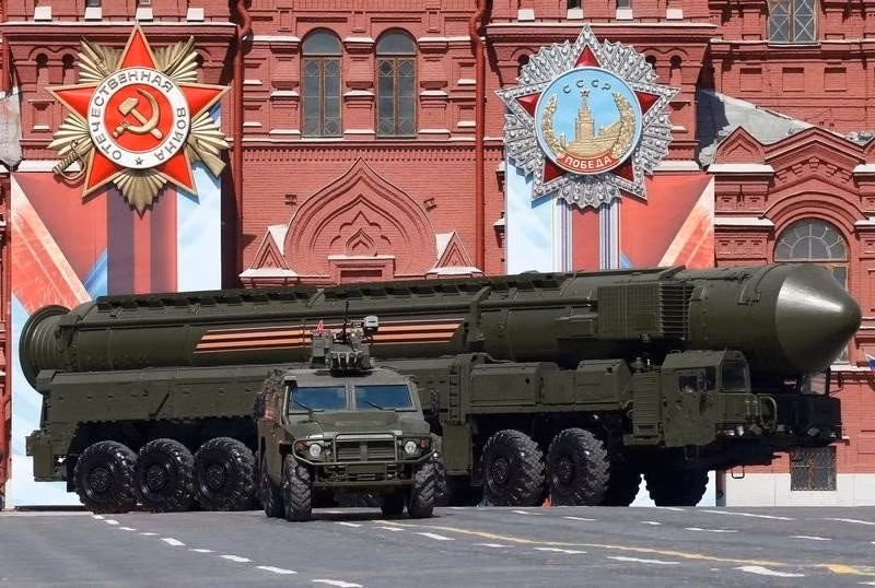 RS-24 Yars là phiên bản hiện đại hóa sâu của tên lửa Topol-M, được phát triển bởi viện nhiệt đới Moscow dưới sự chỉ đao của viện sĩ Solomon. Các tính năng kỹ chiến thuật vẫn đang là bí mật. Tên lửa được thiết kế có thể chọc thủng mọi hệ thống phòng không và đánh chặn của phương tây và Mỹ. Nguồn ảnh: todaysmilitary