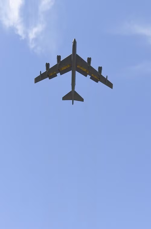 Trong ảnh là chiếc B-52H “Ghost Rider” cất cánh trở lại bầu trời sau 6 năm bị bỏ hoang.
