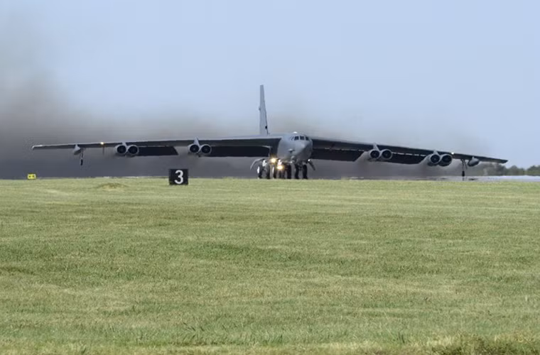 Được biết chiếc B-52 trên đã có niên hạn hoạt động hơn 50 năm và đã trải qua nhiều đợt nâng cấp khác nhau, nó được đặt trên là “Ghost Rider” và có tên mã là 6-1007. Sau khi được lấy ra từ Boneyard, “Ghost Rider” được chuyển về căn cứ không quân Tinker ở Oklahoma để phục hồi.