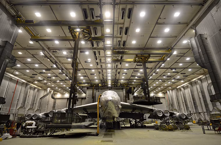 B-52 cũng là dòng máy bay ném bom có tuổi thọ lâu đời nhất còn phục vụ trong Không quân Mỹ, khi được trang bị lần đầu tiên trong giai đoạn từ năm 1955-1956 và cho đến nay đã 60 năm. B-52 cũng đóng vai trò quan trọng trong khả năng răn đe hạt nhân chiến lược của Quân đội Mỹ khi nó có thể triển khai các loại vũ khí hạt nhân chiến thuật từ bom cho tới tên lửa.