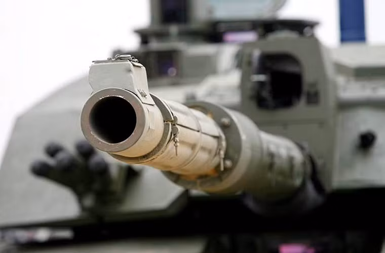 Challenger 2 là dòng xe tăng chiến đấu chủ lực duy nhất của Quân đội Anh hiện nay, nó được đưa vào trang bị từ năm 1998 với số lượng hơn 400 chiếc. Tuy nhiên sau gần 20 năm hoạt động mẫu xe tăng này đang dần tỏ rõ sự lạc hậu của mình trên chiến trường, trong khi đó người Anh lại chẳng mặn mà gì với việc nâng cấp lực lượng tăng thiết giáp. Nguồn ảnh: Wikimedia.