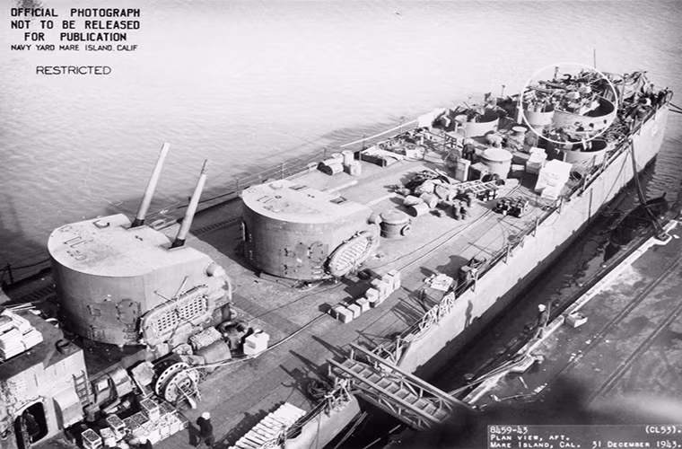 Theo thiết kế, USS San Diego có lượng giãn nước tối đa 8.340 tấn, dài 165m và có chiều cao cột buồm chính lên tới 16m. Nó được trang bị tới bốn nồi hơi có công suất 75.000shp với hai tuabin định hướng cùng hai chân vịt, với hệ thống động cơ trên USS San Diego có tốc độ di chuyển tối đa lên tới hơn 30 hải lý giờ. Nguồn ảnh: Navsource.