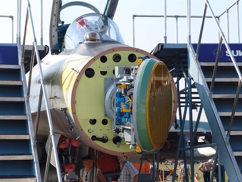 3. Su-35 có thể "nhìn thấy" mục tiêu cách 400 km. Hệ thống radar trên Su- 35 có thể phát hiện mục tiêu ở khoảng cách lên đến 400 km, cũng như theo dõi tới 30 mục tiêu trên không và tiến hành bắn đồng thời 8 mục tiêu trong số đó. Những chỉ số này giúp radar của Su-35 vượt qua hầu hết các radar của Mỹ và châu Âu với mảng pha thụ động và chủ động. Nguồn ảnh: rostec.ru