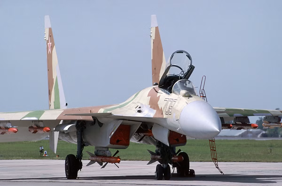 1. Tồn tại hai phiên bản máy bay tiêm kích Su-35 trong lịch sử hàng không. Phiên bản mang mã số 35 xuất hiện tại triển lãm quốc tế trong đầu những năm 1990 được gọi là Su-27M – phiên bản hiện đại hoá trên cơ sở Su-27. Đây thực sự là nỗ lực đầu tiên để biến một máy bay chiến đấu đánh chặn thành tiêm kích đa chức năng. Vì một số lý do, chiếc máy bay đã không còn xuất hiện, và số "35" chỉ trở lại vào năm 2005. Nguồn ảnh: rostec.ru