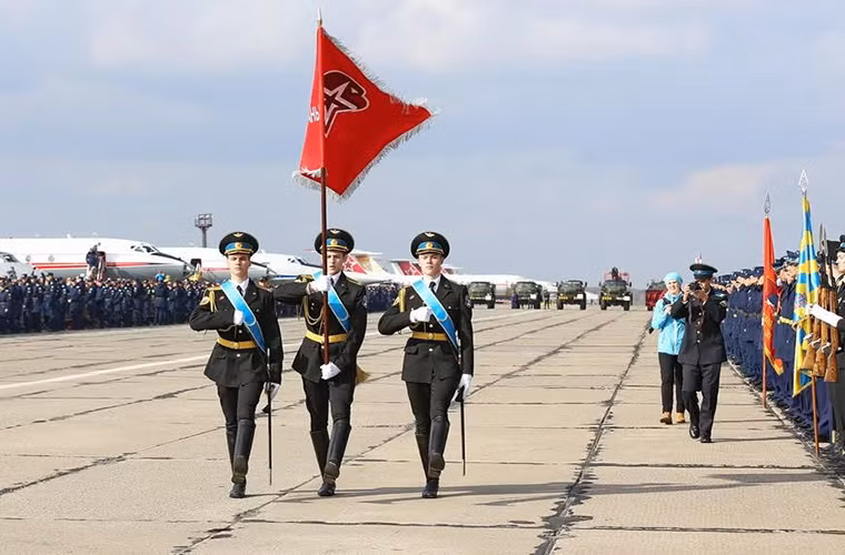 Tham gia lễ kỷ niệm trên có sự tham gia của các sĩ quan đứng đầu các đơn vị Không quân Nga tại Viễn Đông cùng với đó là các học viên tại Chelyabinsk.