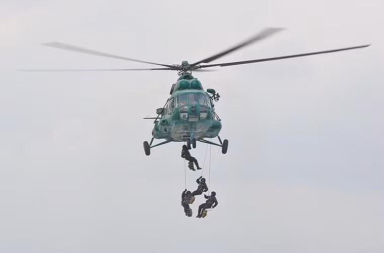Mi-8 là dòng trực thăng vận tải quân sự phổ biến nhất của Nga do đó chương trình đạo tào dòng trực thăng này luôn có mặt trong các học viên không quân của Nga bên cạnh các loại máy bay khác.