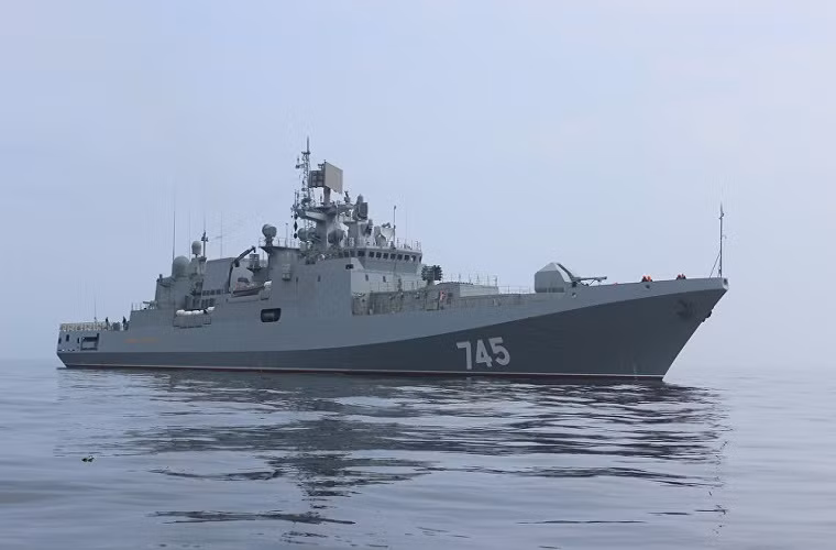 Hãng thông tấn RIA Novosti đưa tin, hôm 4/11 tàu hộ vệ Project 11356 Đô đốc Grigorovich thuộc biên chế Hạm đội Biển Đen Nga đã rời cảng Sevastopol lên đường đến Syria để gia nhập biên đội tàu sân bay của Nga đang hoạt động ở vùng biển Địa Trung Hải. Nguồn ảnh: Sputnik.