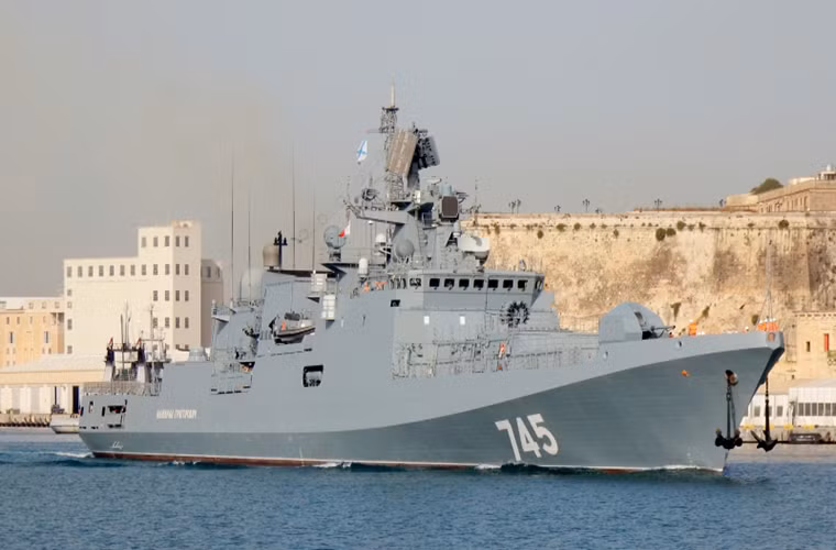 Thực sự, việc Nga tung tàu hộ vệ 11356 Grigorovich tới Syria dù mới biên chế chưa tới một năm là điều vô cùng ngạc nhiên. Bởi là một con tàu mới, cần thời gian để binh sĩ làm chủ nó, thử nghiệm khắc phục các vấn đề kỹ thuật nếu có trong 1-2 năm đầu. Việc Nga vội vã tung 11356 tới Syria cho thấy họ dường như tự tin về sức mạnh của lớp tàu này. Nguồn ảnh: Sputnik.