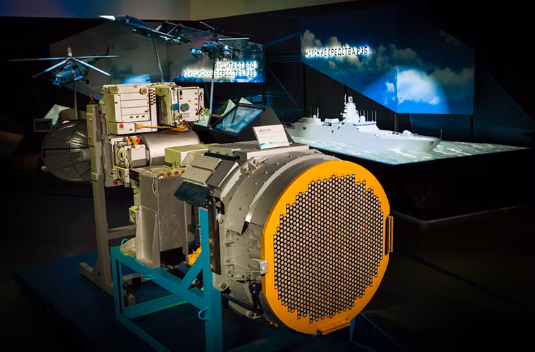 Mặt khác trái tim của một chiếc Su-35 lại là hệ thống radar quét mảng pha thụ động Irbis-E với khả năng phát hiện và theo dõi mọi mục tiêu trên không lẫn dưới mặt đất ở khoảng cách 400km. Nó có thể hoạt động trong mọi điều kiện thời tiết, ngày cũng như đêm và kể cả khi đối phương sử dụng các biện pháp áp chế điện tử. Nguồn ảnh: Rostec.