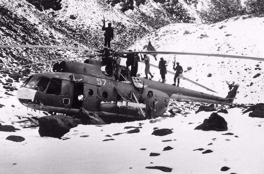 Quân phiến loạn Afghanistan ăn mừng chiến thắng khi họ đã bắn rơi một chiếc trực thăng vận tải Mi-8 trên cao nguyên Salang. Nguồn ảnh: Theatlantic.