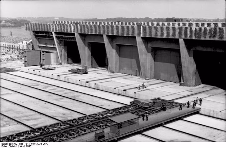 Trong ảnh là một U-Boot Bunker của Đức tại Lorient - nó được xây dựng từ năm 1941 và được chia thành tới 6 boongke chính. Các tàu ngầm U-boat của Đức được cất giấu bên trong các boongle trên cạn hoặc dưới mặt nước tùy vào yêu cầu tác chiến. Nguồn ảnh: War History.