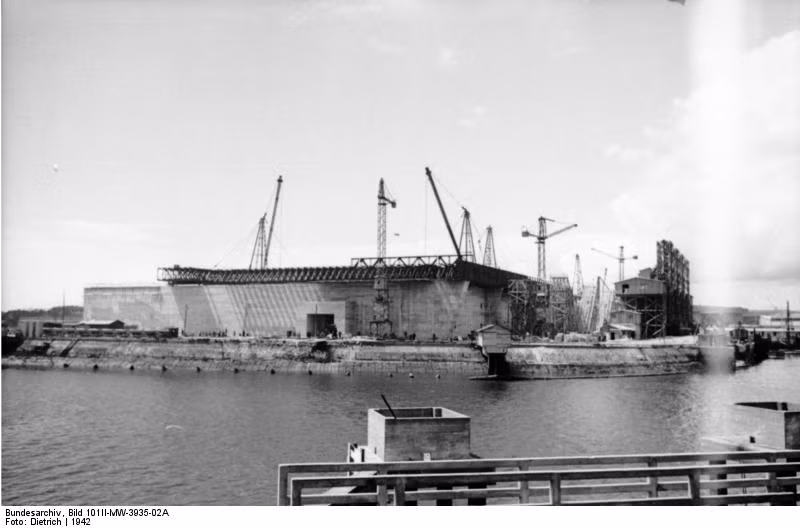 Một phần của U-Boot Bunker tại Lorient đang được xây dựng vào năm 1942. Theo thông kê đến năm 1943 căn cứ hải quân này đã hứng chịu hàng ngàn đợt không kích của Không quân Anh-Mỹ với hàng chục ngàn quả bom các loại trong đó có cả bom chống boongke. Nguồn ảnh: War History.