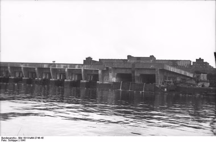 Hải quân Đức xây dựng khoảng 6 căn cứ tàu ngầm chính tại Pháp gồm Bordeaux, Brest, La Rochelle/La Pallice, Lorient và St-Nazaire. Trong đó St-Nazaire được xem là căn cứ chính với sức chứa lên tới hàng chục tàu ngầm cùng một lúc. Nguồn ảnh: War History.
