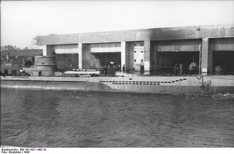Hầu hết các U-Boot Bunker của Đức đều nằm dọc bờ biển Đại Tây Dương đa phần là tại Đức và Pháp với hơn 10 căn cứ chính. Thậm chí sau hơn 70 năm các boongke này vẫn còn tồn tại nếu không muốn nói là chi phí để tháo dỡ chúng quá lớn còn bom của quân Đồng Minh lại không thể làm gì được chúng. Trong ảnh là tàu ngầm U-boat của Đức tiến vào bên trong một U-Boot Bunker ở Saint-Nazaire miền Tây nước Pháp. Nguồn ảnh: War History.