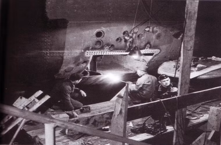 Các kỹ sư Đức sửa chữa tàu ngầm U-Boat bên trong một U-Boot Bunker tại Pháp. Nguồn ảnh: War History.
