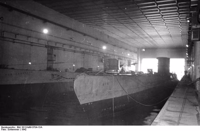 St-Nazaire được mô tả như một khối bê-tông khổng lồ trên mặt nước với các boongke chính dài tới 300m, rộng 130m và cao 18m. Để xây dựng nó Đức sử dụng tới 480.000 m³ bê-tông với, độ dày của trần boongke này lên đến 3.5m miễn nhiễm với mọi loại bom thông thường. Nguồn ảnh: War History.