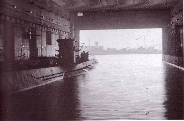 Hình ảnh bên trong một boongke của U-Boot Bunker, nó có kích thước khá lớn và có thể neo đậu được cùng lúc hai tàu ngầm tấn công Type VIIB U-boat của Đức trong CTTG 2. Nguồn ảnh: War History.