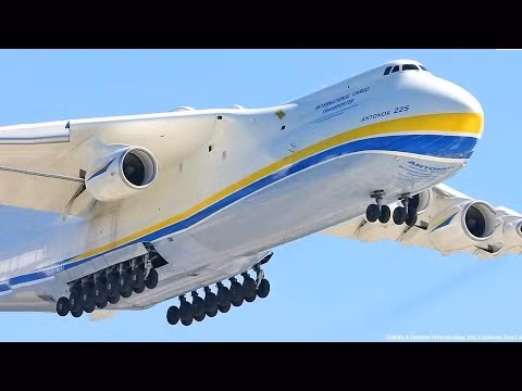 Máy bay vận tải An-225 sử dụng 6 động cơ với sải cánh rộng 900 mét vuông. Chiếc máy bay này cần đường băng dài tối thiểu 3,5 km để cất-hạ cánh khi chất đầy tải trọng. Ảnh: Youtube.