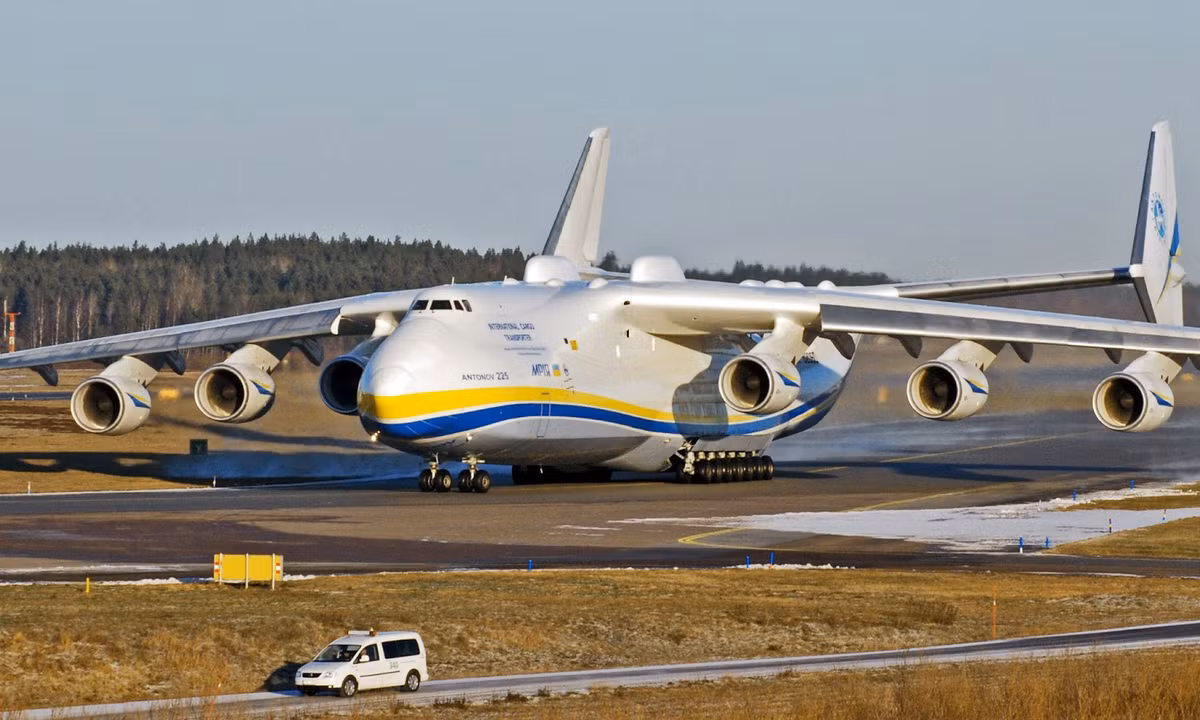 Antonov An-225 là máy bay vận tải lớn nhất thế giới hiện nay với tải trọng tối đa lên tới 250 tấn. Đây là chiếc máy bay vận tải chiến lược của Không Quân Liên Xô trước đây và nay là Không Quân Nga. Ảnh: Commons.