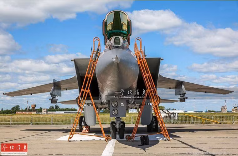 Kế thừa sức mạnh từ người tiền nhiệm là tiêm kích đánh chặn siêu âm MiG-25 (đã nghỉ hưu), MiG-31 ngay từ khi mới xuất hiện đã trở thành kẻ thù đáng sợ nhất đối với các chiến đấu cơ của Mỹ và Châu Âu bởi khả năng đánh chặn tầm xa và tốc độ bay kinh khủng của nó. Sau 40 năm sức mạnh của MiG-31 hầu như không thay đổi và còn đáng sợ hơn trước với biến thể MiG-31BM.