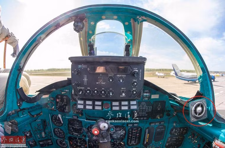 Còn đây là góc nhìn thẳng của phi công chính trên MiG-31 với màn hình hiển thị HUD, cung cấp cho phi công các thông tin quan trọng của chuyến bay như tốc độ, độ cao, góc phương vị, dữ liệu mục tiêu. Thiết bị này giúp phi công giảm bớt sự mất tập trung khi sử dụng các thiết bị hiển thị cơ truyền thống.