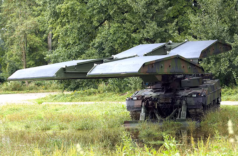 Được biết hợp đồng trang bị mới cầu cơ giới Leguan của Bundeswehr có tổng trị giá lên tới 88 triệu EURO trong đó bao gồm cả chi phí huấn luyện, thiết bị hỗ trợ và phụ tùng thay thế cho cả 7 hệ thống này. Dự kiến KMW sẽ chuyển giao Leguan cho Bundeswehr trong giai đoạn từ năm 2018-2021. Nguồn ảnh: KMW.