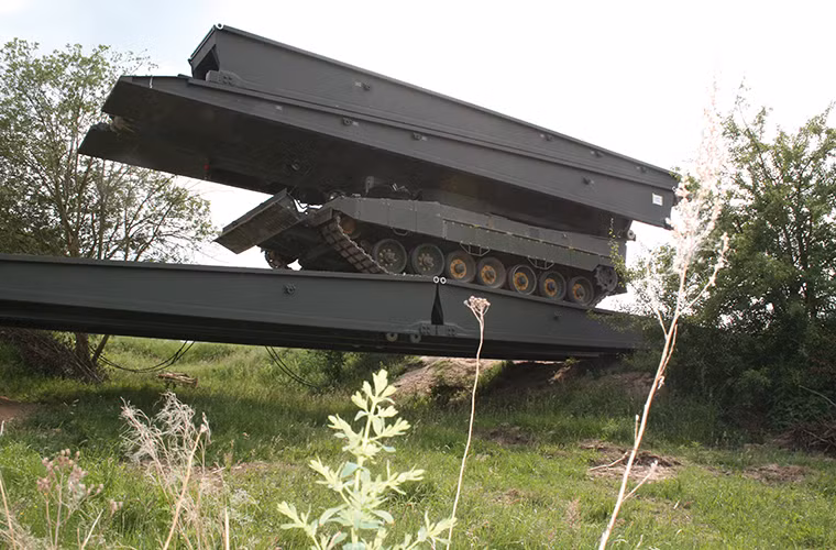 Do sử dụng khung gầm của Leopard 2 nên Leguan cũng được trang bị hệ thống động cơ diesel như trên dòng xe tăng này với MTU MB 873 Ka-501 có công suất 1.490 mã lực bù lại trọng lượng của Leguan lại lên tới 62 tấn. Nguồn ảnh: KMW.