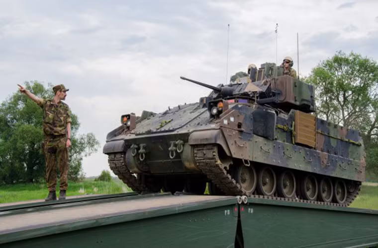 Hiện tại hệ thống cầu cơ giới Leguan trên khung gầm Leopard 2 đang được sử dụng tại 5 quốc gia trên thế giới trong đó có Đức. Tuy nhiên lại có tới 17 quốc gia sử dụng Leguan trên nhiều nền tảng khung gầm khác nhau đa phần là khung gầm bánh lốp đặc chủng. Nguồn ảnh: KMW.