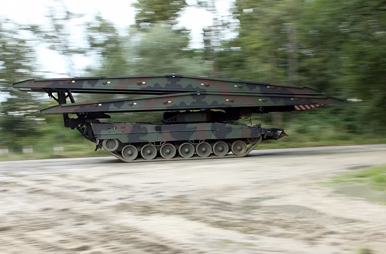 Theo Army Recognition, Quân đội Đức (Bundeswehr) vừa ký hợp đồng đặt mua ít nhất 7 hệ thống cầu cơ giới Leguan mới từ Krauss-Maffei Wegmann (KMW). Nguồn ảnh: KMW.