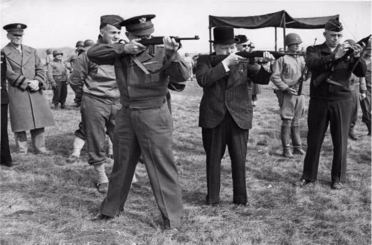 Giống như tên gọi của mình M1 Carbine là một súng mẫu tiểu liên tiêu chuẩn của Quân đội Mỹ trong CTTG 2, nó sử dụng cỡ đạn .30 Carbine (7.62×33mm) trong khi đó tiểu liên Thompson lại sử dụng đạn .45 ACP (11.43×23mm) phổ biến hơn nhiều. M1 Carbine cũng có chế độ bắn bán tự động với tốc độ bắn lên tới 750 viên/phút và có tầm bắn hiệu quả chỉ 270m.