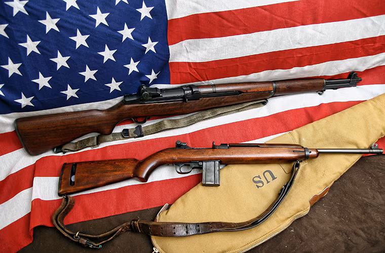 Với thành công của M1 Garand, người Mỹ tiếp tục phát triển một mẫu súng khác từ loại vũ khí này là M1 Carbine. Tuy nhiên M1 Carbine không phải là một biến thể thu gọn của M1 Garand và nó có thiết kế hoàn toàn khác.