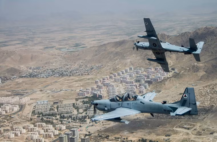 Super Tucano có thiết kế hai chỗ ngồi một dành cho phi công chính và vị trí còn lại cho phi công phụ. Trong đó phi công phụ có nhiệm vụ điều khiển hệ thống vũ khí trên máy bay hoặc trực tiếp điều khiển máy bay trong tình huống khẩn cấp. Bố trí này giúp giảm bớt tối đa các hoạt động thừa của phi công chính nâng cao khả năng chiến đấu của máy bay.