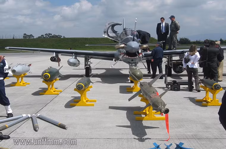 Trong ảnh là kho vũ khí tiêu chuẩn của Super Tucano có thể được trang bị gồm các loại bom "ngu", bom tinh khôn, rocket...