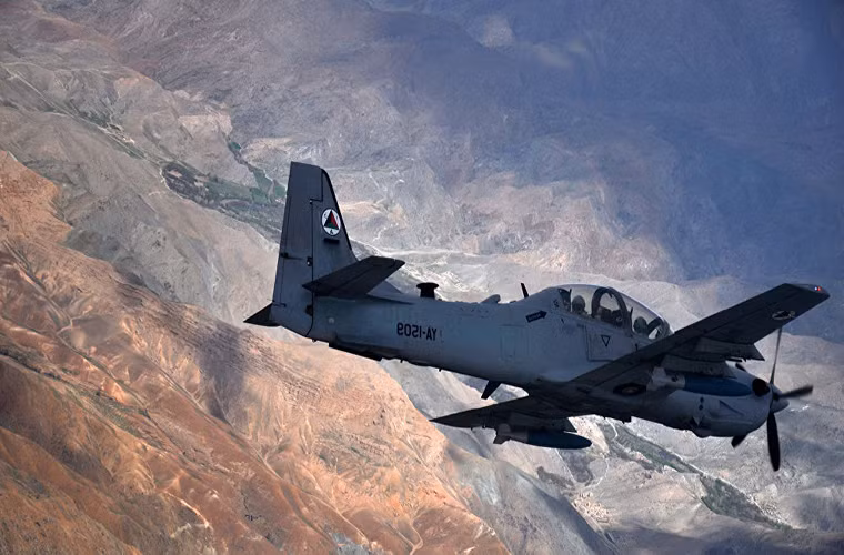 Ngay từ khi xuất hiện, Super Tucano đã trở nên khá nổi tiếng với chiến tích của mình trong các chiến dịch truy quét ma túy hay chống lại các nhóm nổi dậy ở khu vực Nam Mỹ. Bên cạnh đó giá thành hợp lý đi kèm các tính năng vượt trội càng giúp Super Tucano nhanh chóng trở thành mẫu chiến đấu cơ cánh quạt phổ biến nhất thế giới, dù thời kỳ hoàng kim máy bay tiêm kích cánh quạt đã kết thúc cách đây 70 năm.