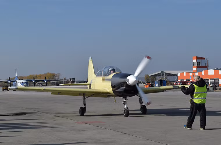 Cận cảnh nguyên mẫu máy bay huấn luyện Yak-152 số 1 bay thử nghiệm hôm 19/9 tại trung tâm thử nghiệm bay của Irkutsk. Nguồn ảnh: UAC.