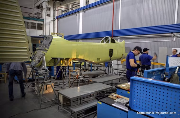 Giải thích cho việc dây chuyền lắp ráp hạn chế của Yak-152 - đại diện Irkutsk cho biết hiện tại nhà máy này chưa đưa vào vận hành chính thức dây chuyền lắp ráp Yak-152 cho đến năm sau. Do đó dây chuyền hiện tại chỉ phục vụ cho việc sản xuất thử nghiệm các nguyên mẫu. Nguồn ảnh: Arms-Expo.
