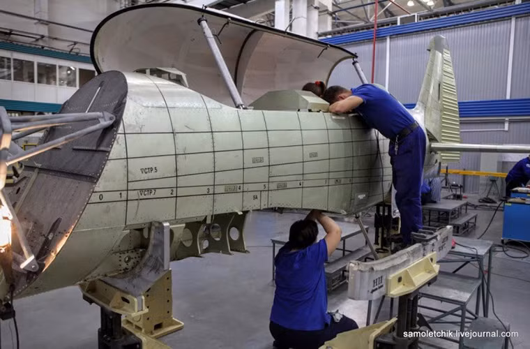 Yakovlev bắt đầu khởi động dự án phát triển Yak-152 từ năm 2001, sau hơn 10 năm phát triển cuối cùng nó cũng được Bộ Quốc phòng Nga chấp nhận sau khi vượt qua đối thủ chính là Su-49. Trong ảnh là một phần dây chuyền lắp ráp Yak-152 tại Irkutsk - nó có diện tích khá khiêm tốn chỉ cho phép lắp ráp đồng thời hai nguyên mẫu cùng một lúc. Nguồn ảnh: Arms-Expo.