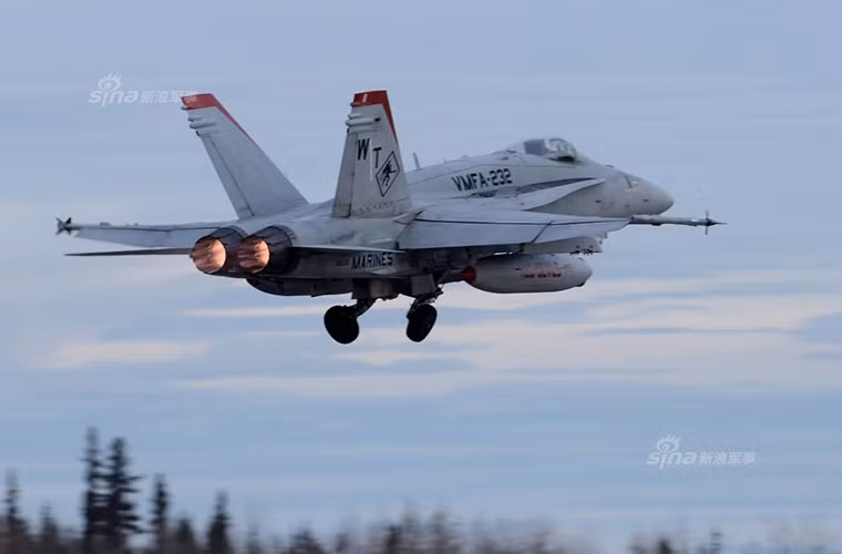 Tiền thân của Red Flag-Alaska là Cope THUNDER một trong những đợt trận không quân thường niên được Mỹ tổ chức tại căn cứ không quân Clark, Philippines từ năm 1976, tuy nhiên sau khi Clark bị đóng cửa các hoạt động của Cope THUNDER được chuyển về các căn cứ ở Alaska và nó được đổi tên thành Red Flag-Alaska vào năm 2006. Nguồn ảnh: Sina