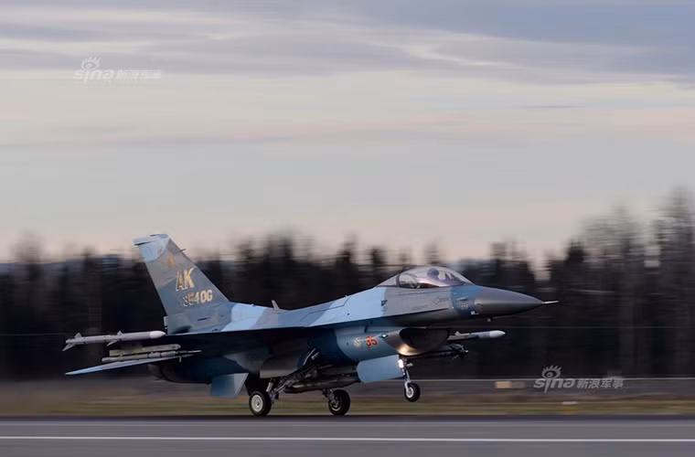 Một số ít những chiếc F-16 lẫn F-18 của Mỹ sẽ đóng vai trò “quân xanh” trong các bài diễn tập không chiến và huấn luyện bay. Ảnh: Một chiếc F-16 được sơn ngụy trang màu camo máy bay Nga. Nguồn ảnh: Sina