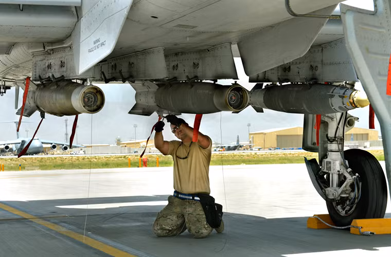 Việc Mỹ bán cho Kuwait 32 chiếc F/A-18E biến thể một chỗ ngồi và 8 chiếc F/A-18F hai chỗ ngồi cùng các thiết bị điện tử đi kèm như Lockheed Martin AN/AAQ-33 Pod Sniper hay mũ bay thông minh JHMCS (Joint Helmet Mounted Cueing Systems) được xem là sự thay đổi lớn trong chính sách của Washington về việc chuyển giao vũ khí cho các nước Trung Đông và bản thân Kuwait cũng là quốc gia đầu tiên trên thế giới được Mỹ bán gói F/A-18E/F này. Nguồn ảnh: Wikimedia.