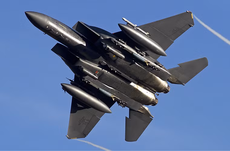 Tuy nhiên đó vẫn chưa là gì với hợp đồng 72 chiếc F-15QA của Qatar chưa kể tới trang thiết bị điện tử đi kèm với nó. Biến thể F-15 này cũng được chế tạo riêng theo đợt hàng của Qatar tương tự như với F-15SA của Ả Rập Xê-út. F-15QA sẽ sở hữu hệ thống giá treo vũ khí nhiều hơn, cùng với đó là hệ thống radar mảng pha AESA Raytheon APG-63. Nguồn ảnh: WBUR. Nguồn ảnh: Wallpapercave.