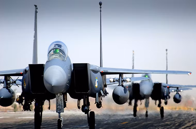 Một điểm nữa giống với Kuwait, Qatar cũng không hy vọng gì nhiều vào hợp đồng F-15QA của Mỹ nên đã đặt mua 24 chiếc tiêm kích đa năng Dassault Rafale từ Pháp. Và số chiến đấu cơ tiên tiến của nước này sẽ tăng lên đến 120 chiếc khi các hợp đồng chuyển giao được hoàn tất. Nguồn ảnh: Keyword Suggestions.