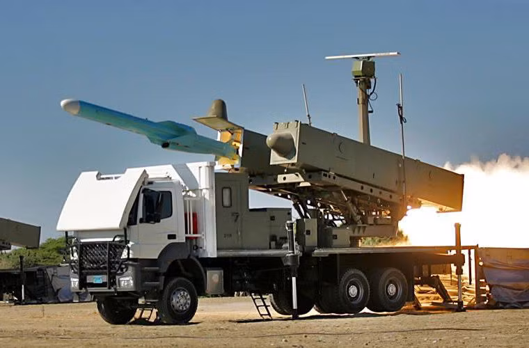 Vũ khí đà làm cho tàu HSV-2 ra thảm hại chính là tên lửa chống hạm C-802 do Trung Quốc sản xuất. Nó đang trở thành nỗi ám ảnh với UAE khi chiến hạm nước này liên tiếp bị bắn hạ bởi C-802. Sau những vụ việc này chắc chắn UAE sẽ phải tìm cách đối phó với loại vũ khí nguy hiểm này.