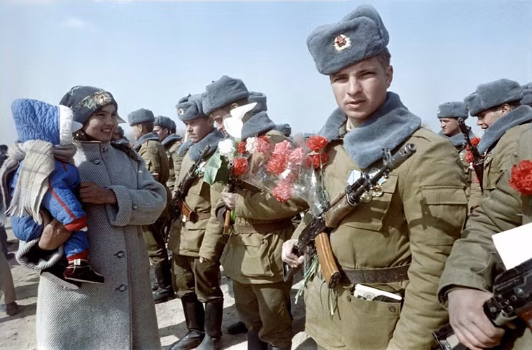 Hình ảnh binh sĩ Liên Xô trở về nước sau khi tham chiến tại Afghanistan.