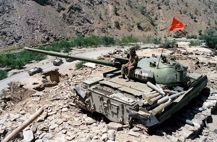 Chiến sĩ Hồng quân Liên Xô ngồi trên nóc xe tăng T-62.